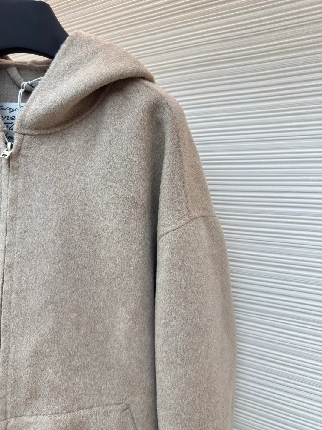 Acne Studios Nordic minimalist style double-sided cashmere jacket ●Authentic product: purchased and developed for 7999 ●Item number: 1680681-C85 ●Material: cashmere fabric ●Technology: solid color distressed production ●Version: fitted version ●Weight: about 1070 grams ●Size: S-M-L ●Description: ACNE Nordic minimalist style double-sided cashmere jacket Original version purchased for 11000 Fabric dyed for 35 days Consistent with YB, different from the market version, the fabric is 90% sheep wool and 10% cashmere. The quality inspection report is acceptable. The zipper uses the original authentic zipper with TALON base. The real antique silver craftsmanship is different from the solid color distressed on the market. It uses Ice Pa lining and customizes the YB consistent collar label. The workmanship details are excellent. The overall wiring is straight and delicate, the fabric is comfortable and soft, and the color is consistent without color difference. It can be matched with the same style to create a fashionable look and control various occasions. Customized accessories, complete with three standards, same style for men and women!
